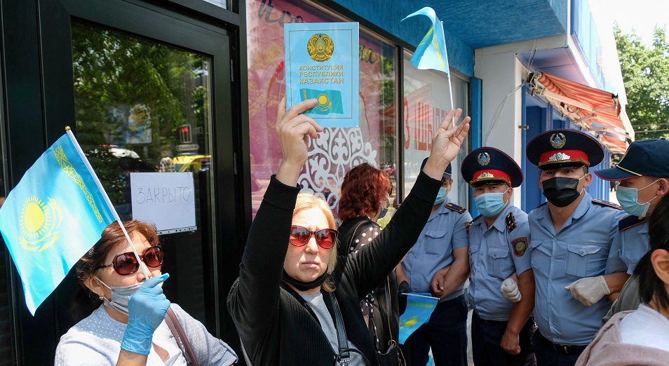 Дезинфекция против митингов. Фоторепортаж с улиц Алматы