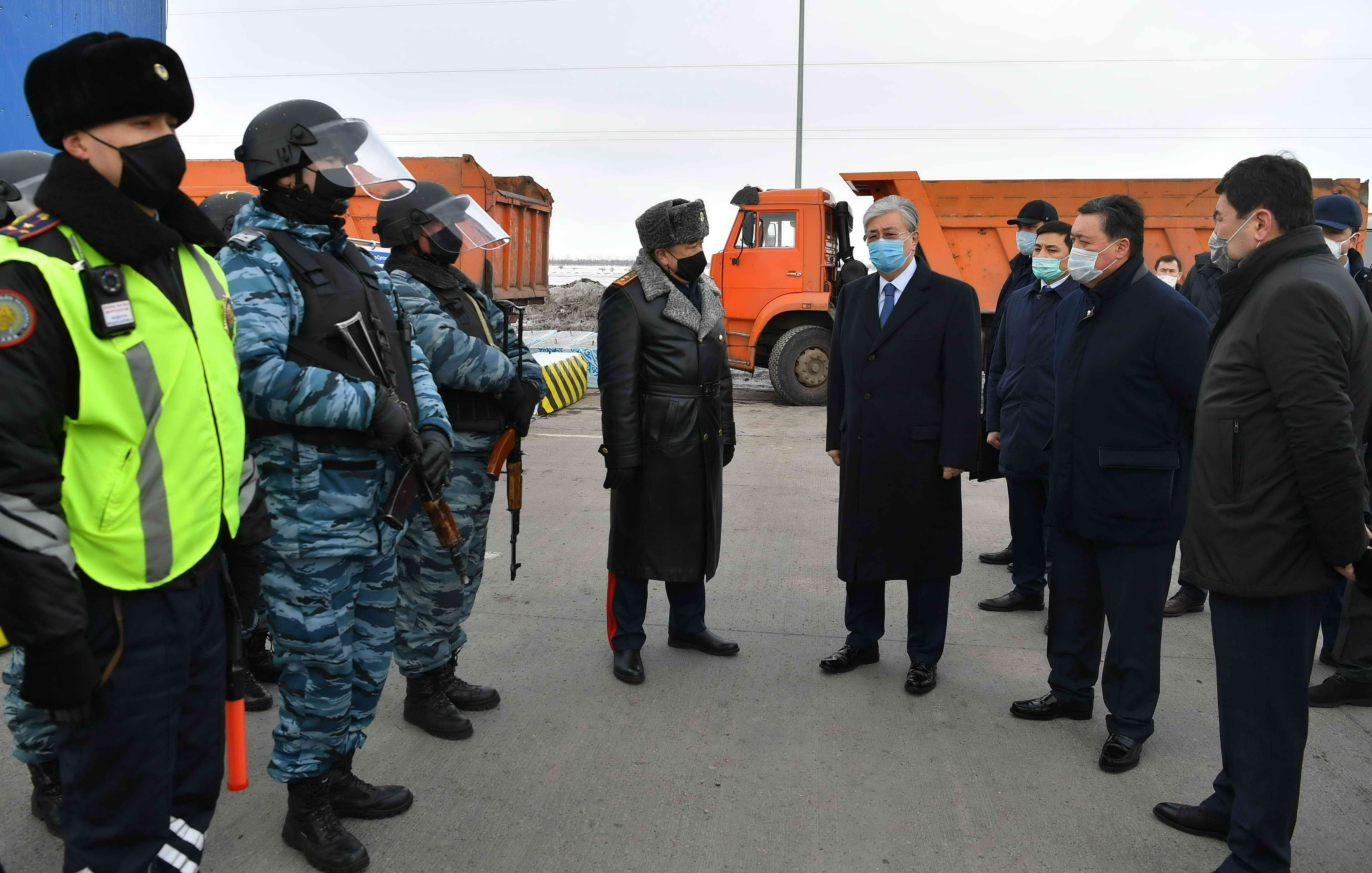 Қасым-Жомарт Тоқаев: Дәрігерлерге жалақы мен сыйақы уақтылы төленуі керек  