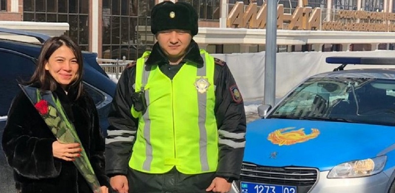Алматинские полицейские вместо штрафов дарили женщинам цветы  