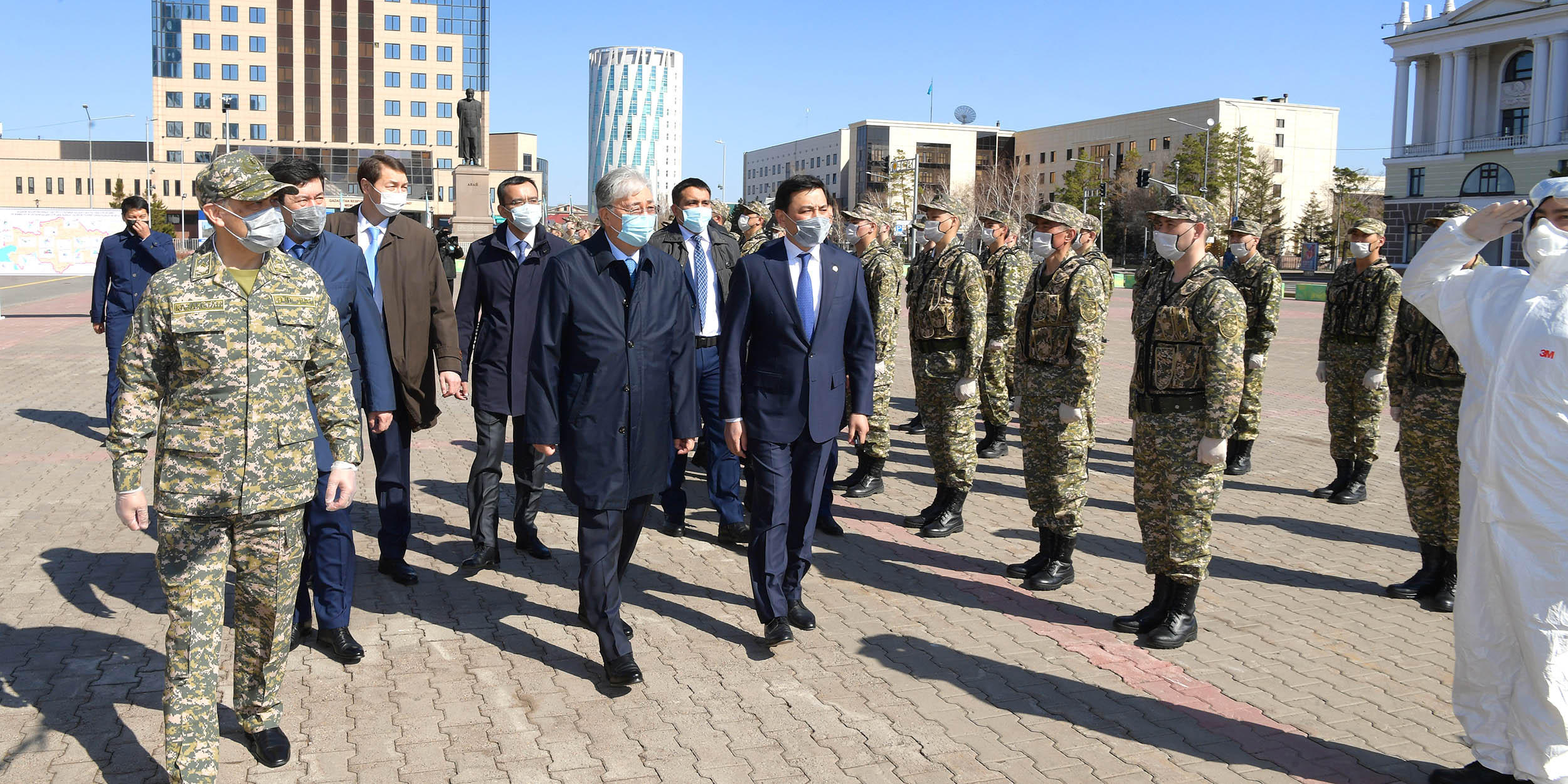 Президент аумақтық қорғаныс бригадасының әскери қызметшілерімен кездесті