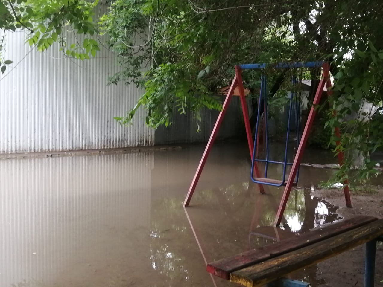 В Уральске аномальный ливень оставил без стабильного электричества кардиоцентр  