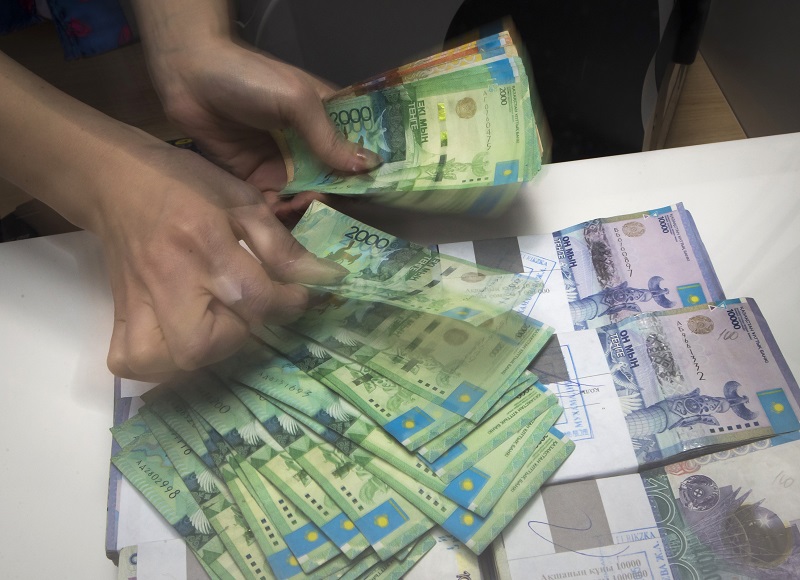 В Казахстан шлют все меньше денег  