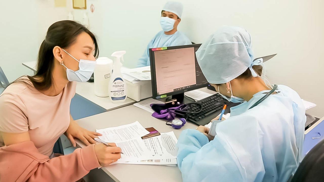 Более 65% жителей Нур-Султана получили прививку против КВИ