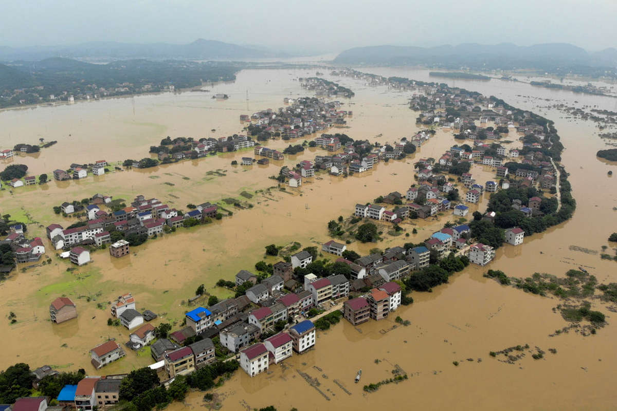 Названо число жертв сильных наводнений и оползней в Индии и Непале  