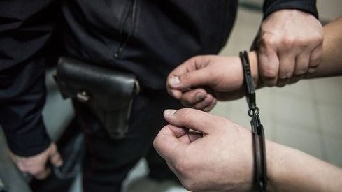 Ақтауда тұрғындар педофилді ұстап, полицияға тапсырды
