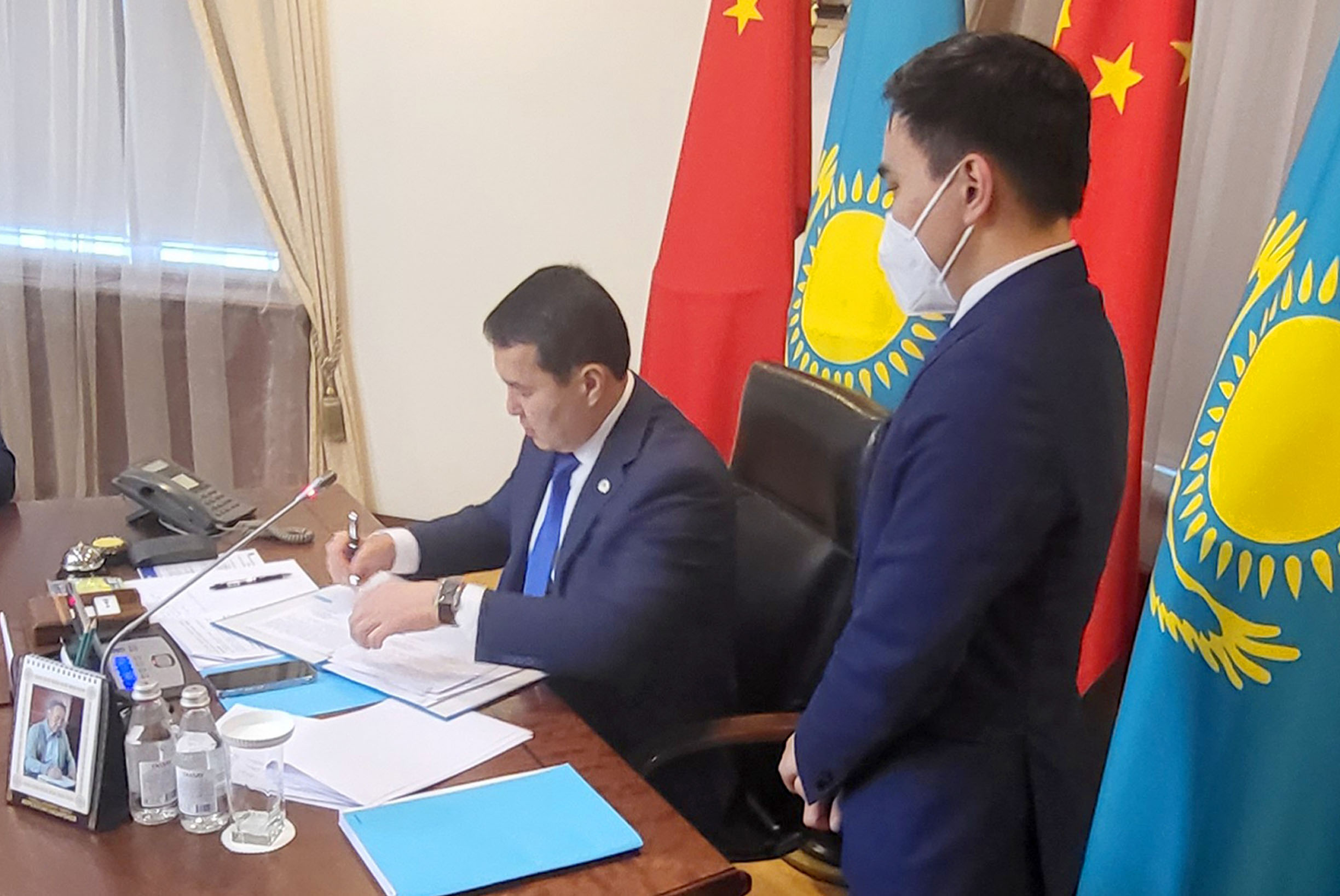 Казахстан предложил Китаю возобновить оформление въездных виз для граждан РК