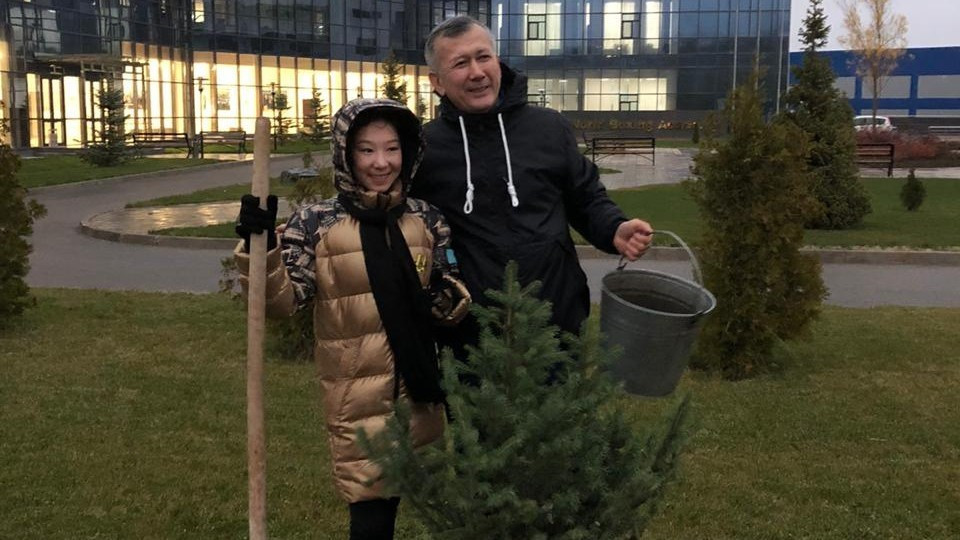 Элизабет Тұрсынбаева Алматыда өзінің атынан ағаш екті 