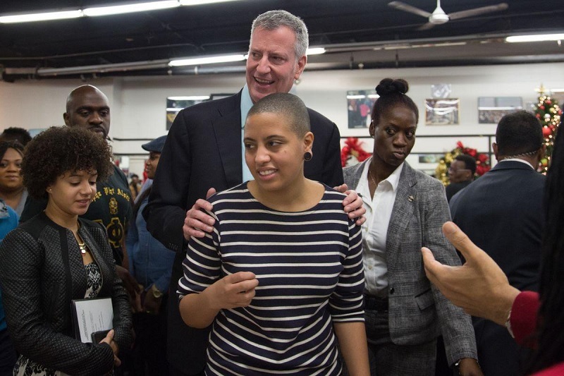 Дочь мэра Нью-Йорка арестована за участие в протестах в связи с гибелью афроамериканца  