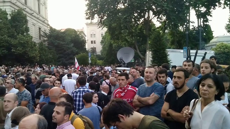 Грузинская оппозиция возобновила митинг в Тбилиси   