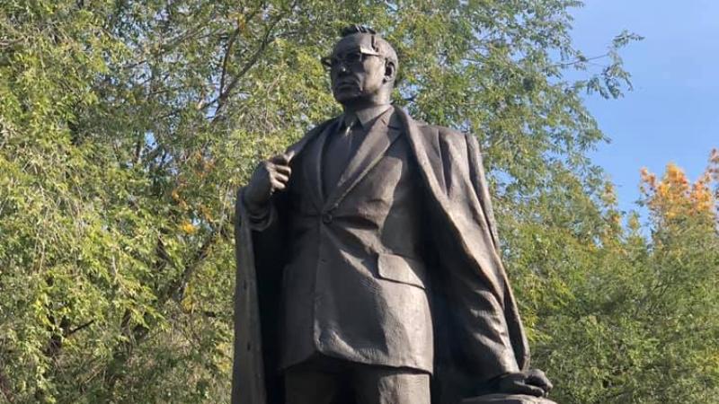 Оралда Жұбан Молдағалиевке ескерткіш орнатылды 
