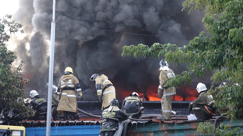 Два вертолета тушат пожар на складах в Алматы