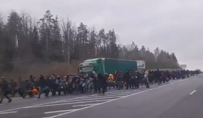К польской границе из Белоруссии движется огромная колонна мигрантов  