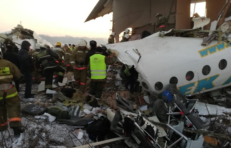 Родственников пассажиров самолета Bek Air, потерпевшего крушение, доставят к месту происшествия   