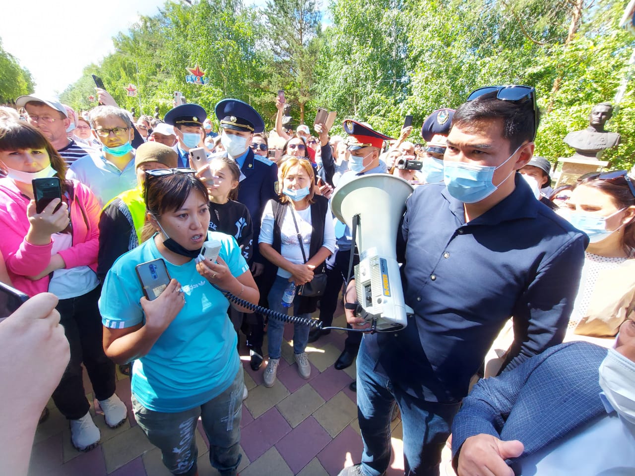 Жители  двух городов Казахстана протестовали против обязательной вакцинации