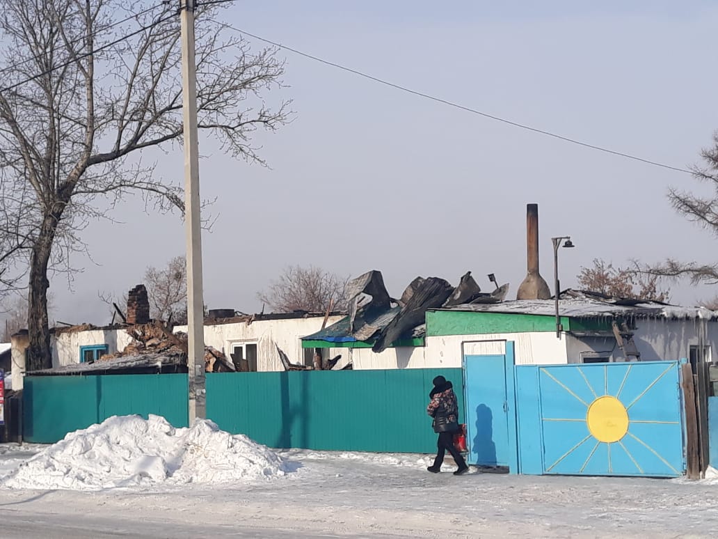 Пожар в одном из бараков Семея: горожане собирают помощь  