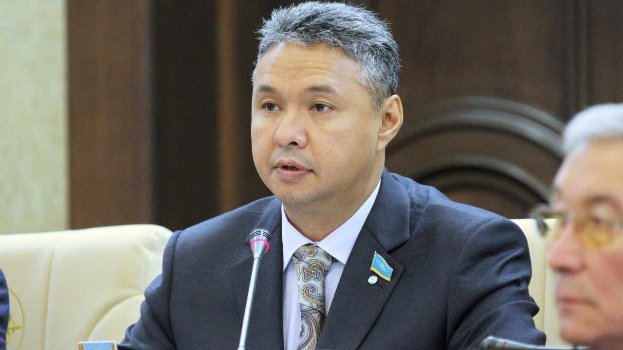 Перуашев потребовал отказаться от проверок денежных переводов казахстанцев