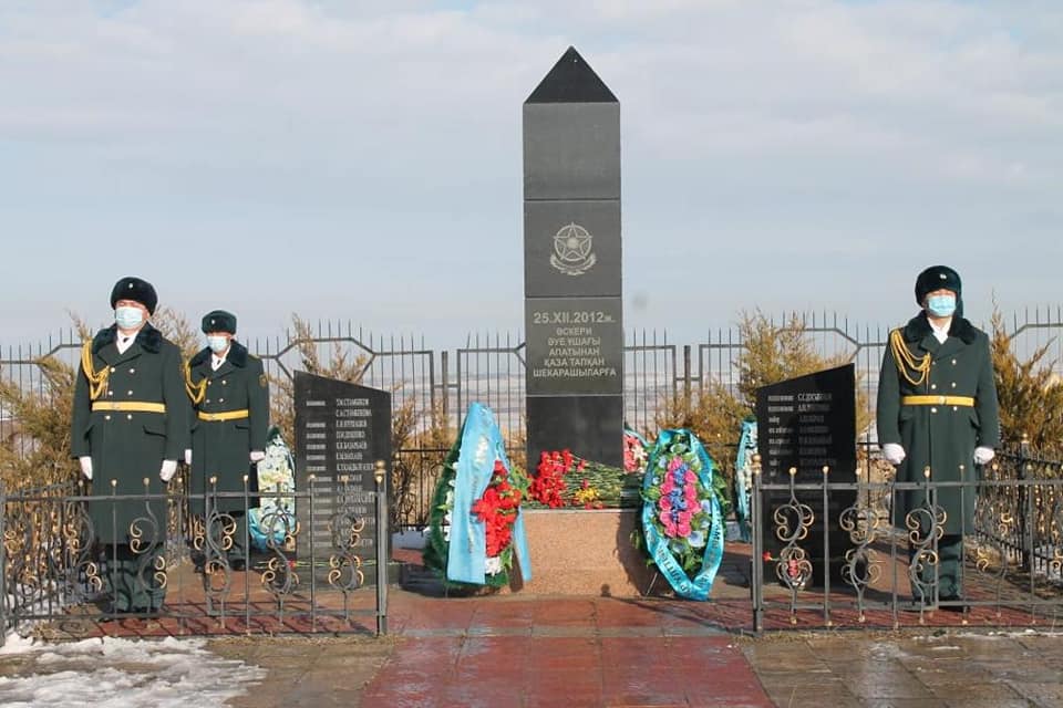 Ұшақ апатынан көз жұмған 27 әскери қызметшінің құрметіне ескерткіш тақта қойылды
