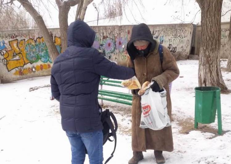 Павлодарда үйсіз-күйсіз жандарға тегін тағам таратылды 