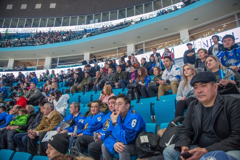 В Нур-Султане дети-сироты посетили матч по хоккею "Барыс" — "Йокерит"   