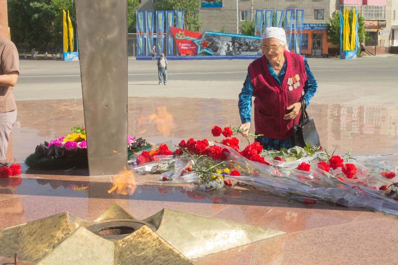 Сотни кызылординцев побывали у Вечного огня