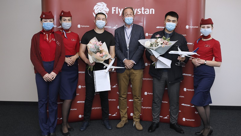 На борту казахстанского лоукостера дебошир пытался открыть дверь самолета в полете  