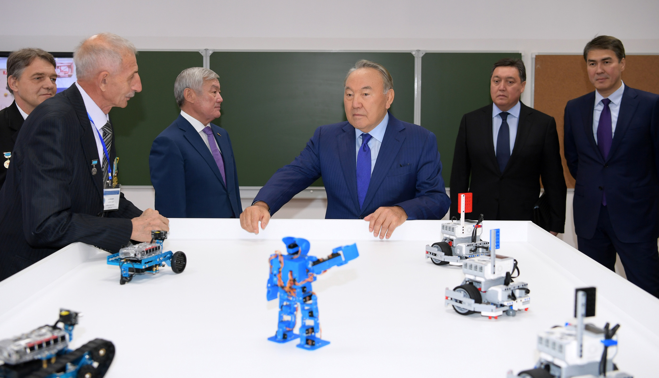 Назарбаев пообщался с одарёнными детьми в Актобе