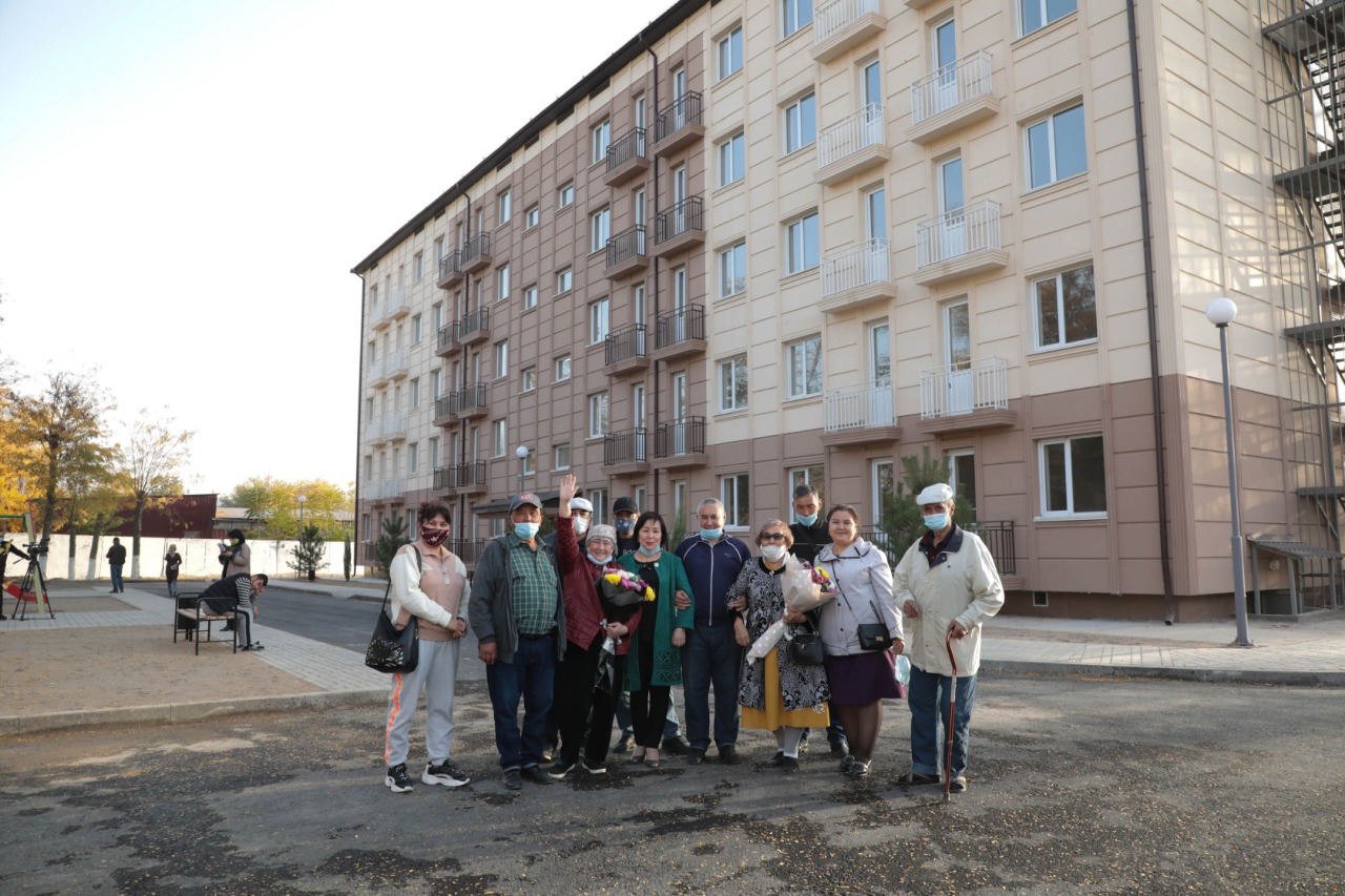 Бауыржан Байбек Шымкентте өртеніп кеткен үйдің тұрғындарымен кездесті  