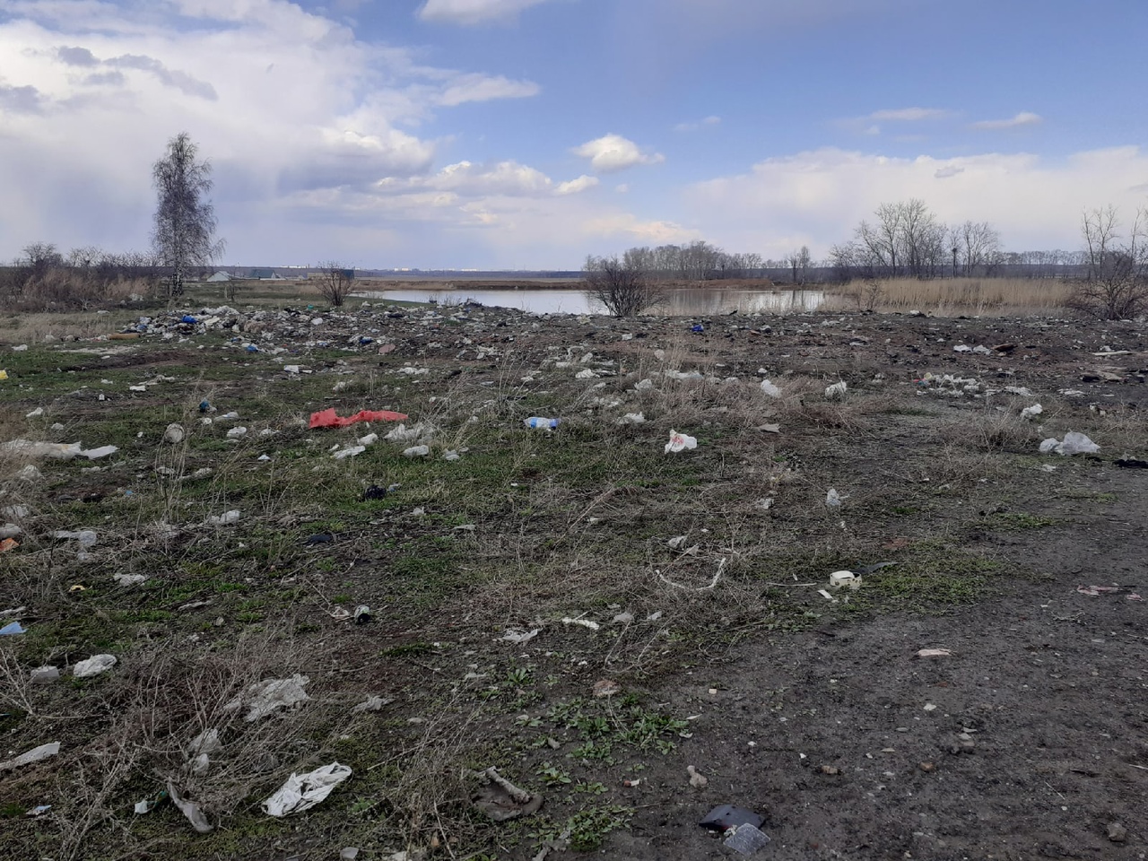На севере Казахстана сельчане устали жить рядом со стихийным отстойником