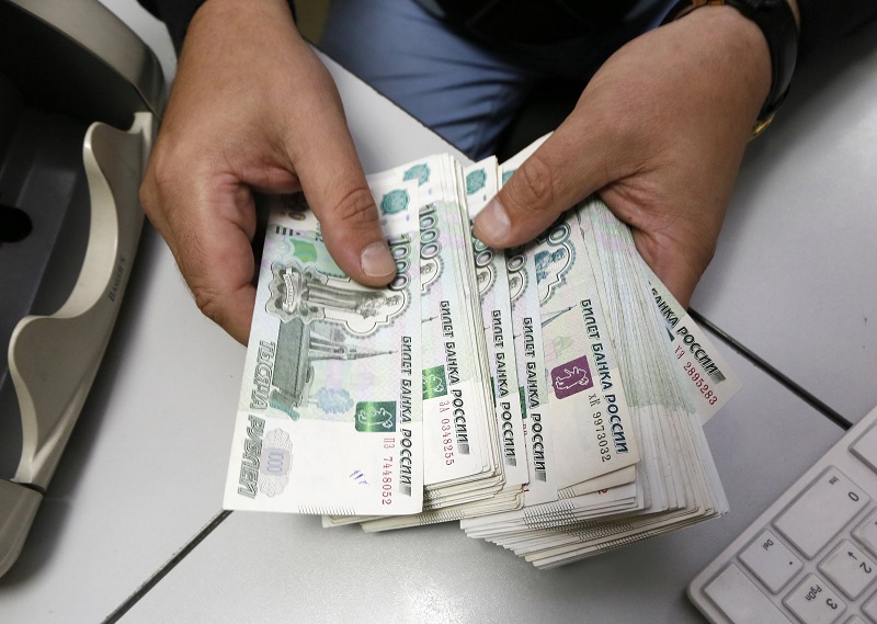 Сколько тысяч россиян получают зарплату более 1 млн рублей  