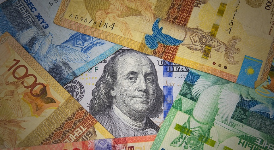 Тенге заканчивает неделю очередным ослаблением