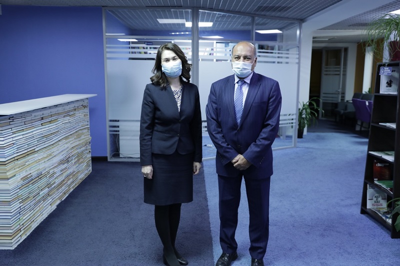 Анар Жаилганова провела встречу с советником президента сэром Сума Чакрабарти 