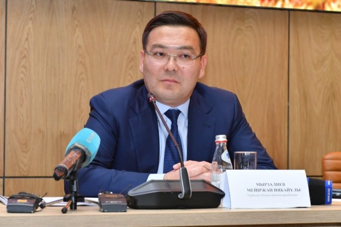 «Пара алды» деген Түркістан облысы әкімінің орынбасары ауруханада жатыр  