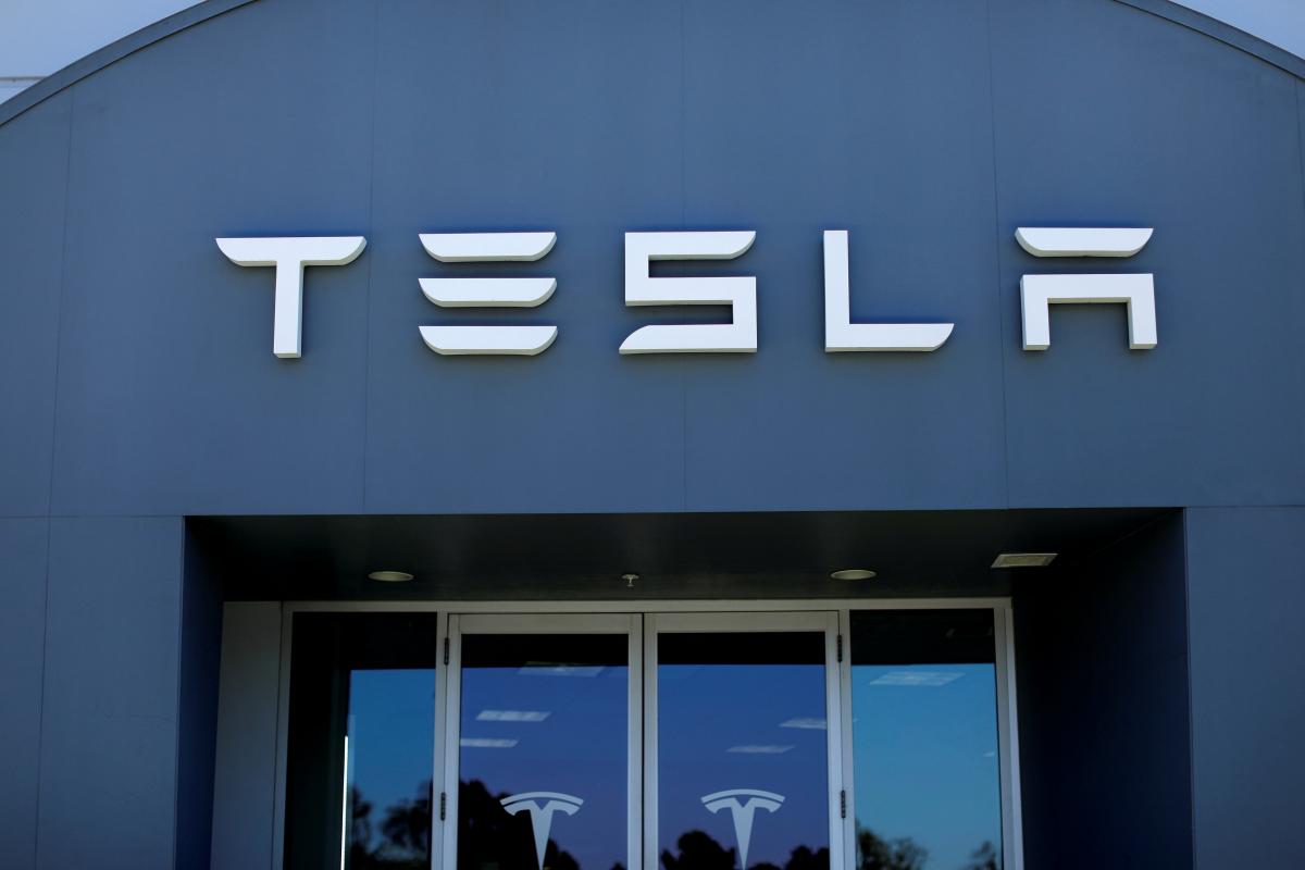 Строительство завода в Шанхае начинает Tesla   