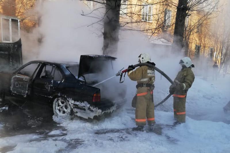В ВКО загорелись три автомобиля