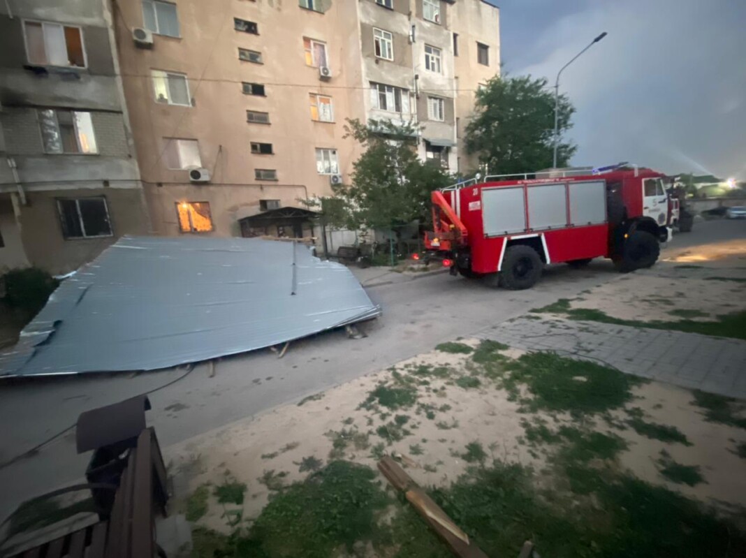 Шымкентте дауылды жел бірнеше ғимарат шатырын жұлып кетті  