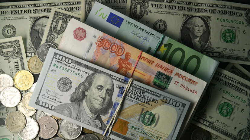 В каких валютах эксперты советуют хранить сбережения  
