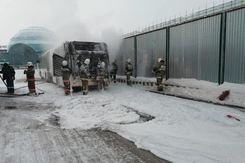 Близ столичного аэропорта загорелся автобус        