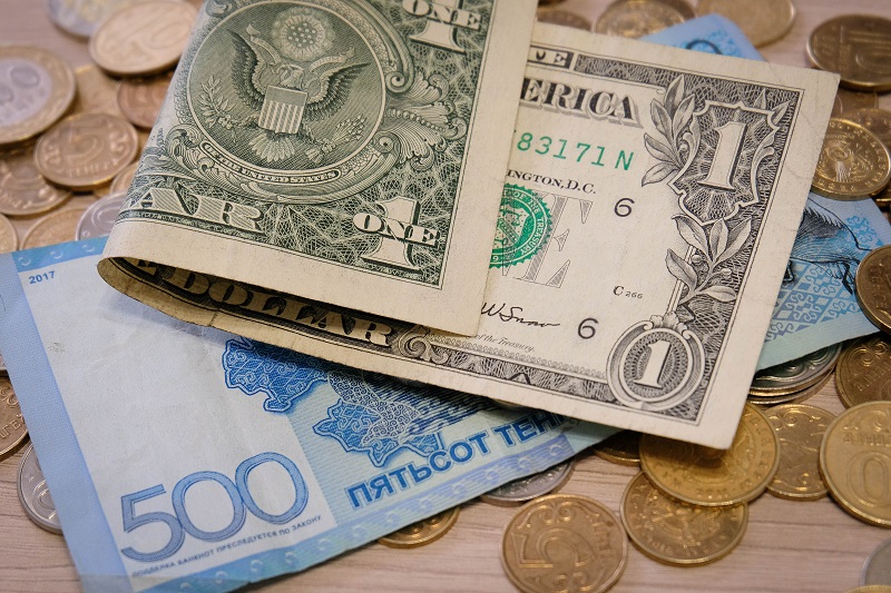 Курс тенге укрепился на 0,06%  