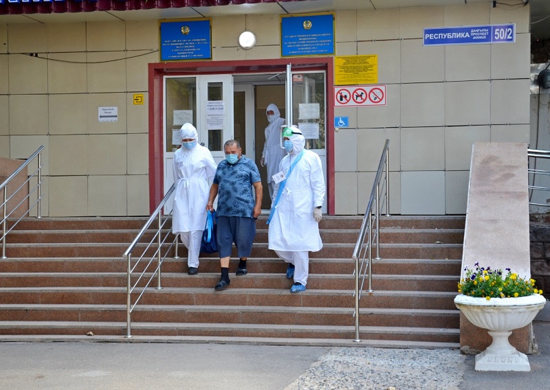 Более 300 пациентов выписали за сутки из столичных стационаров 