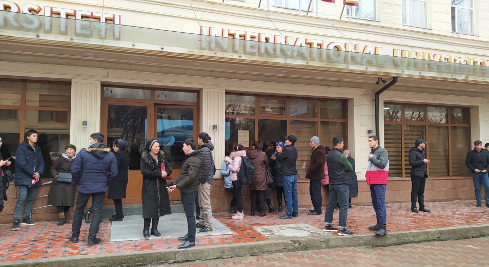Узбекские студенты массово забирают документы из казахстанских вузов
