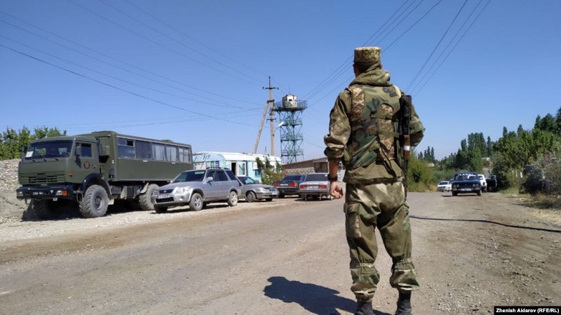 Около 200 грузовиков скопилось на границе Кыргызстана и Казахстана  