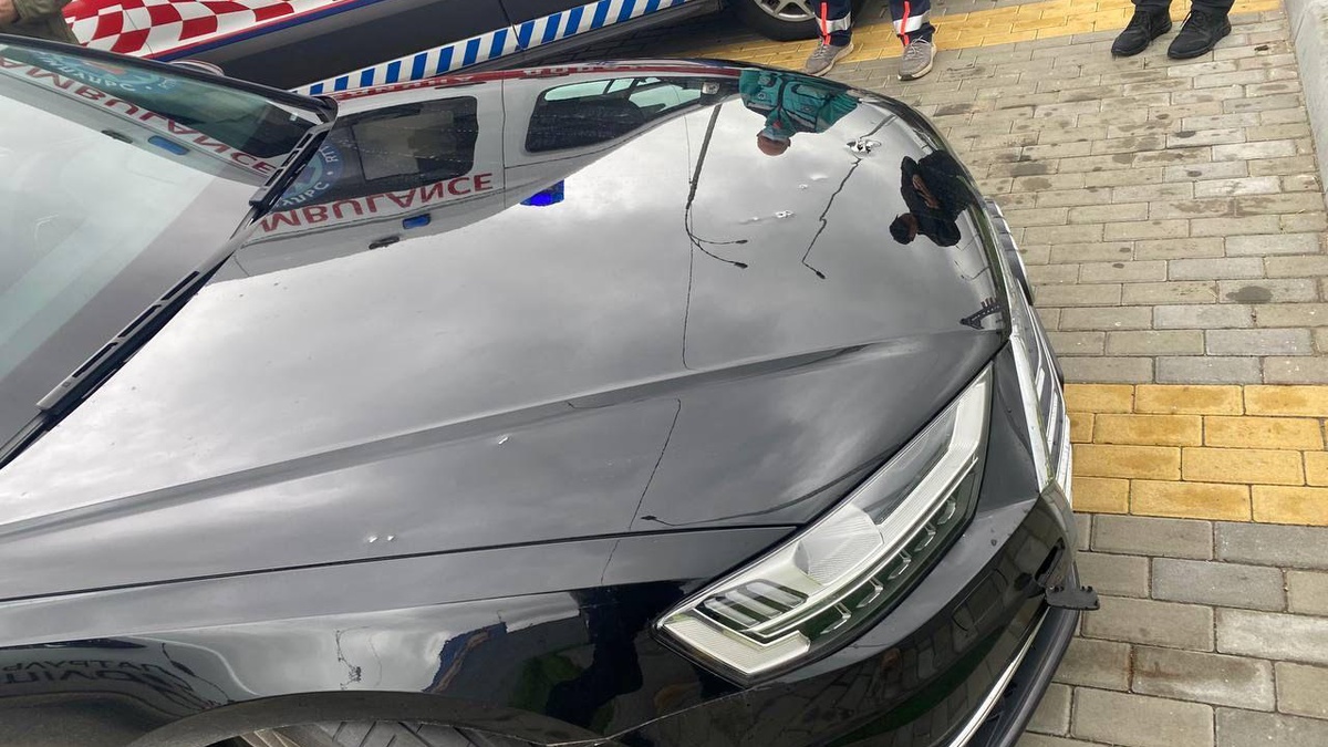 Неизвестные обстреляли автомобиль помощника Зеленского 