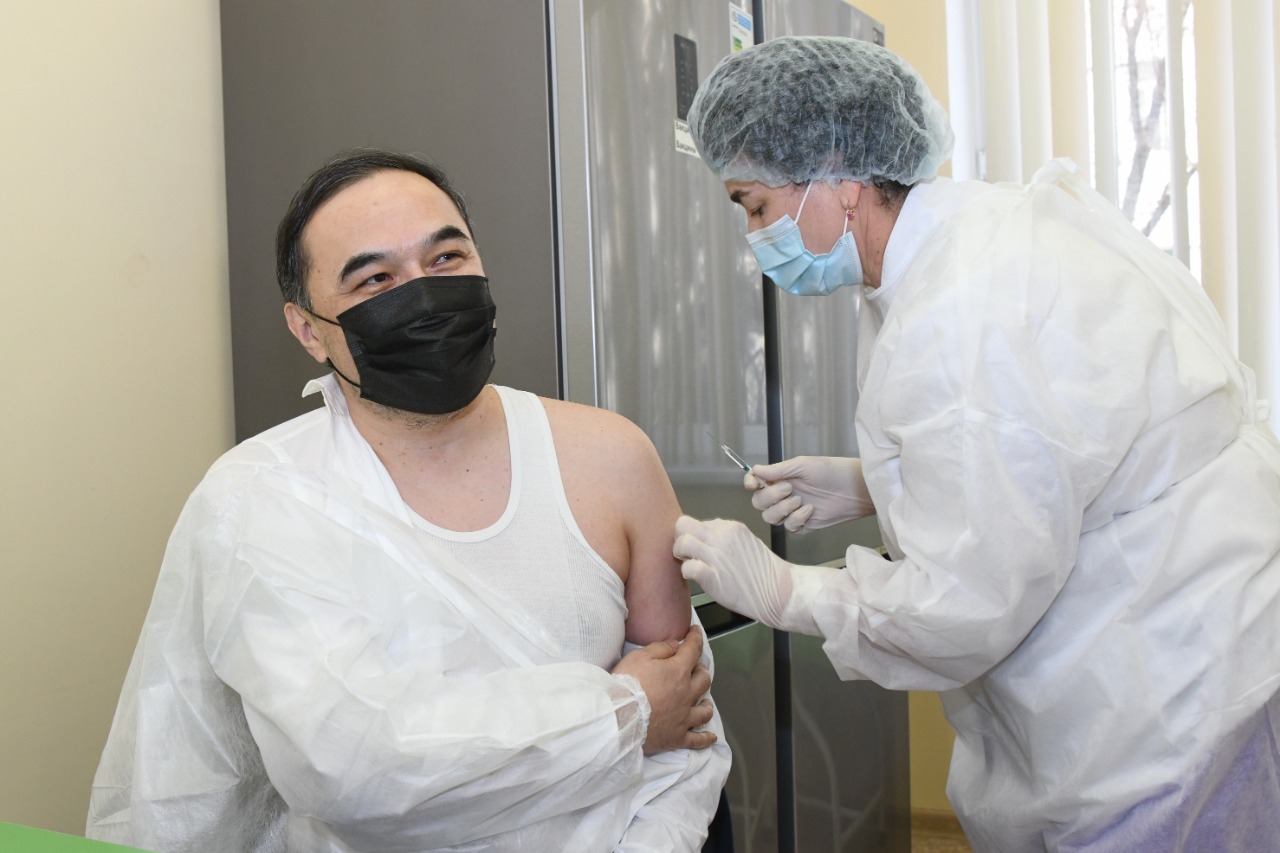 В Алматы началась вакцинация от COVID-19  