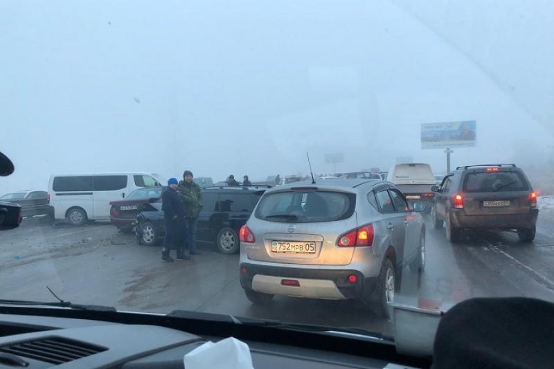 Более 30 автомашин столкнулись на трассе на юго-востоке Казахстана 