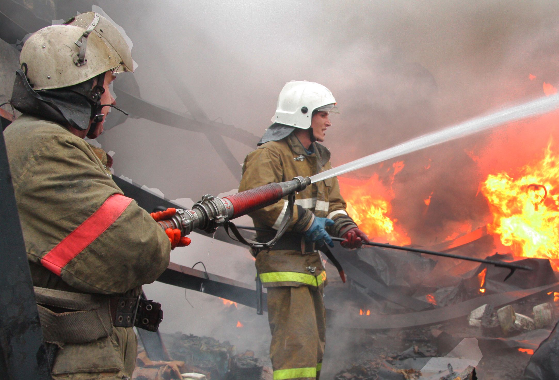 Огнеборцы Туркестанской области потушили пожар в офисе АО "Казпочта" г. Кентау