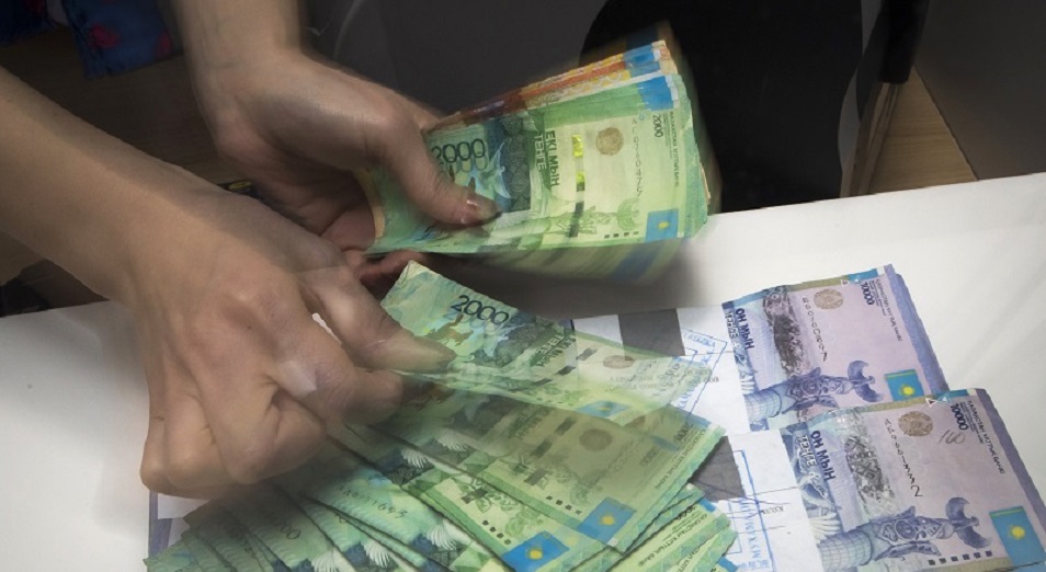 Сколько платят по кредитам и какого повышения цен ждут казахстанцы  