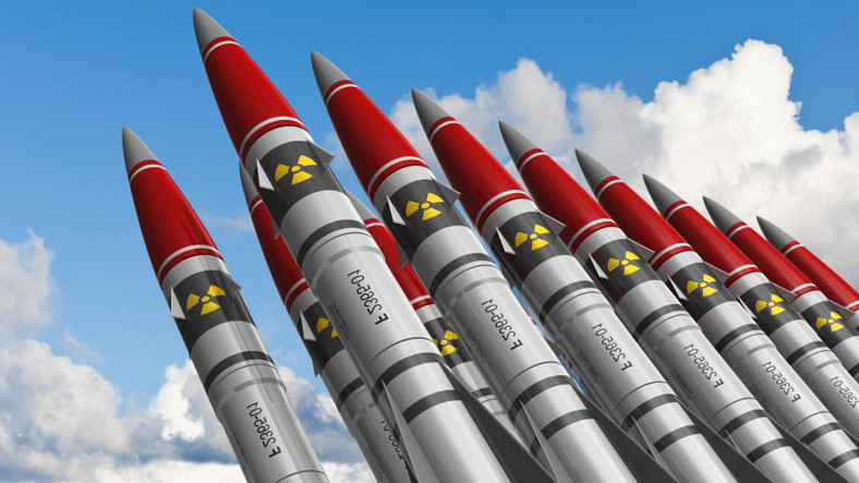Сколько ядерных боеприпасов у США и России  