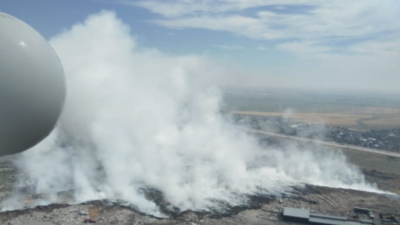 Пожарные третьи сутки тушат тлеющий мусорный полигон в Алматинской области