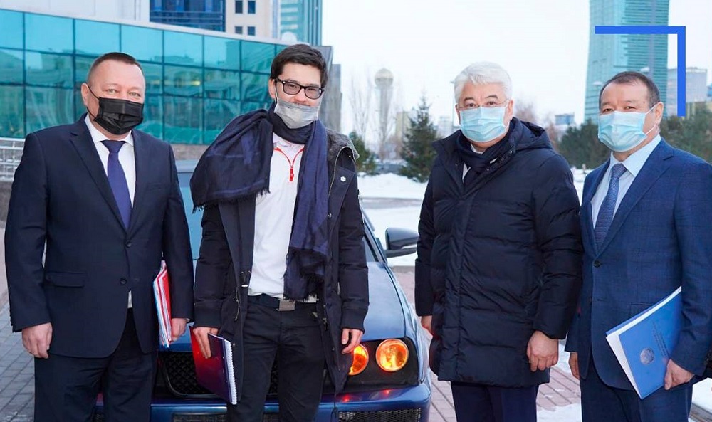 Казахстанец – финалист конкурса Илона Маска представил Бейбуту Атамкулову электромобиль  