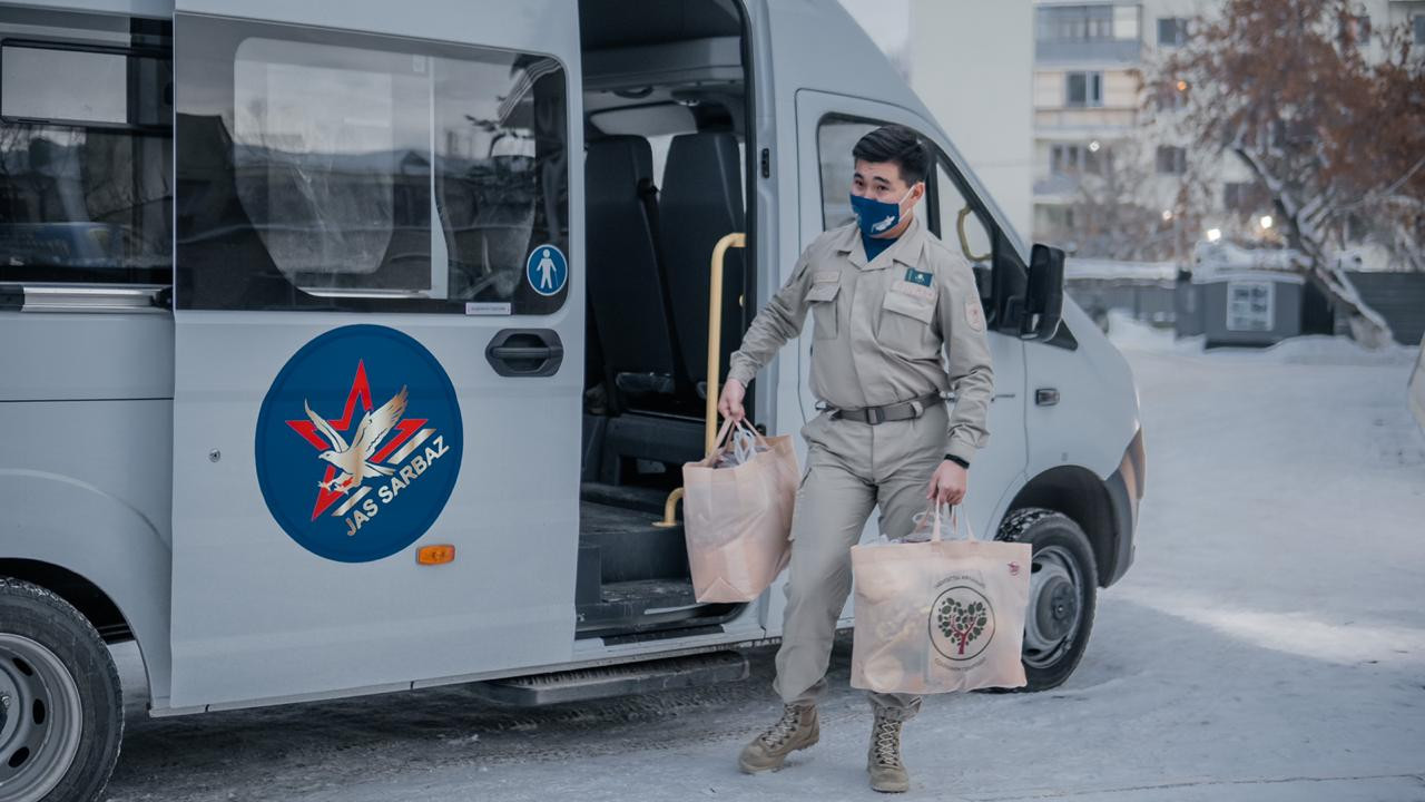  «Жас сарбаз» тәрбиеленушілері әскери дәрігерлерге азық-түлік жиынтығын сыйлады